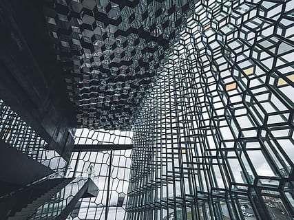 grijze cycloonomheining, ingebouwde structuur, architectuur, lage hoekweergave, patroon, geen mensen, plafond, gebouw, dag, binnenshuis, glas - materiaal, reisbestemmingen, reizen, architectonische functie, modern, toerisme, ontwerp, zonlicht, volledig kader, dakraam, direct onder, 4K, CC0, publiek domein, royaltyvrij