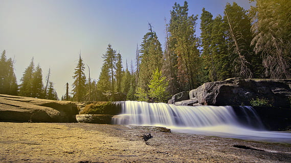 persona che mostra cascate, cascata, luce del giorno, ambiente, flusso, paesaggio, lunga esposizione, natura, parco, rapide, rocce, panoramico, ruscello, estate, lasso di tempo, alberi, acqua, cascate, legna, albero, pianta, scenics - natura, movimento, bellezza nella natura, foresta, terra, nessuno, acqua corrente, cielo, scena non urbana, giorno, movimento sfocato, fluente, crescita, all'aperto, potere in natura, 4K, CC0, dominio pubblico, privo di copyright