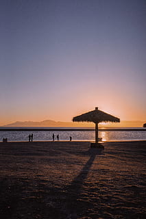 Meerblick, Person, Mensch, Pavillon, draußen, Natur, Himmel, Sonnenuntergang, Dämmerung, roter Himmel, Silhouette, Überdachung, Wasser, Ufergegend, Boden, Sonnenaufgang, torii, Tor, Fackel, Licht, Meer, Strand, Land, Szenen - Natur, ruhige Szene, Schönheit in der Natur, Horizont, klarer Himmel, Ruhe, zufällige Menschen, kopieren sie platz, Gruppe von Leuten, Reiseziele, Reise, Horizont über Wasser, 5K, CC0, gemeinfrei, lizenzfrei
