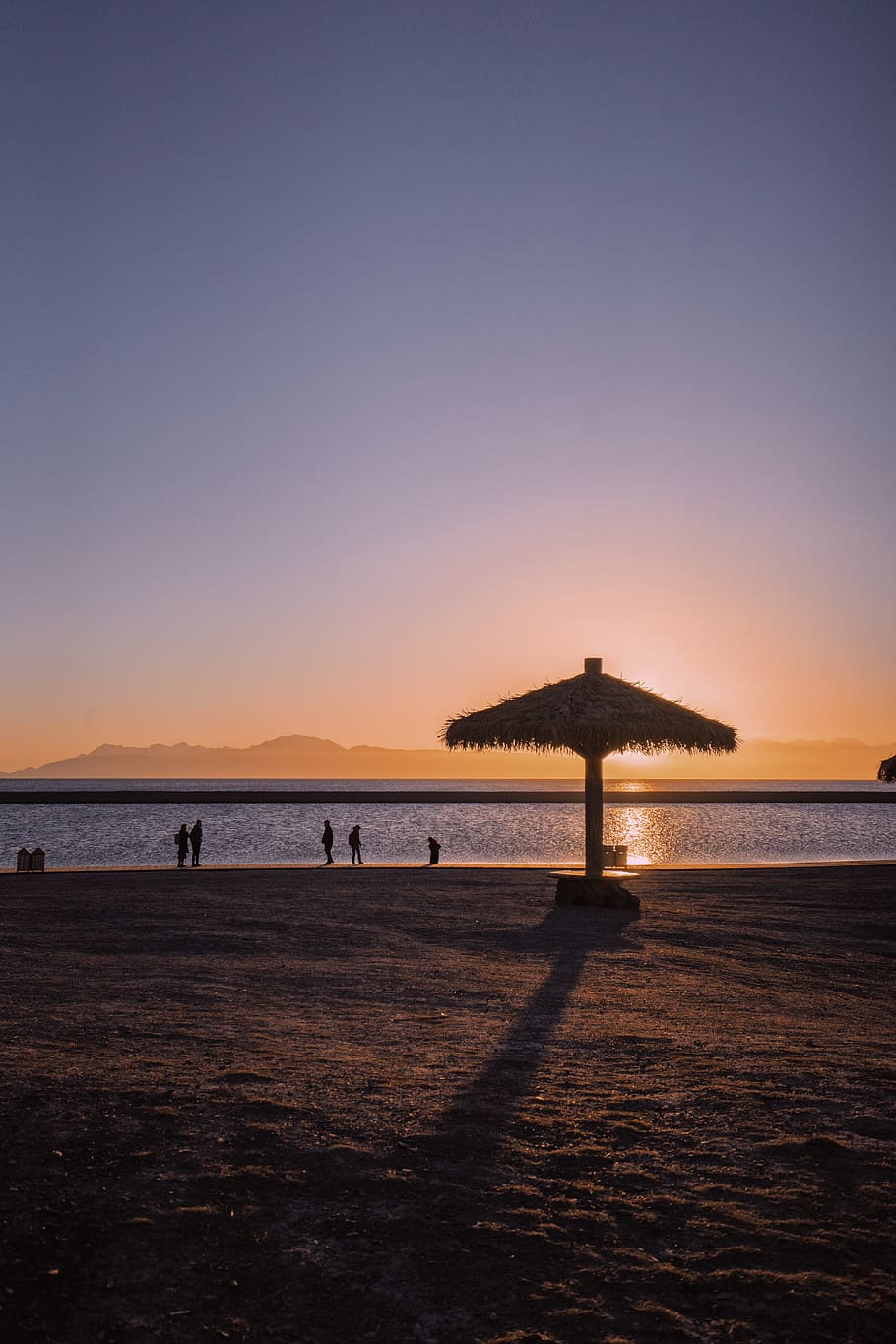 Meerblick, Person, Mensch, Pavillon, draußen, Natur, Himmel, Sonnenuntergang, Dämmerung, roter Himmel, Silhouette, Überdachung, Wasser, Ufergegend, Boden, Sonnenaufgang, torii, Tor, Fackel, Licht, Meer, Strand, Land, Szenen - Natur, ruhige Szene, Schönheit in der Natur, Horizont, klarer Himmel, Ruhe, zufällige Menschen, kopieren sie platz, Gruppe von Leuten, Reiseziele, Reise, Horizont über Wasser, 5K