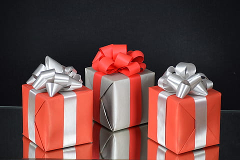 Geschenk, gemacht, Paket, Schleife, Paketschleife, Weihnachten, Weihnachtsdekoration, geben, Advent, verpackt, Geschenkverpackung, Überraschung, Geschenke, Muttertag, Kindergeburtstag, Geburtstag, Dekoration, Freude, bunt, Farbe, Bogen, gebundener Bogen, Box, Band - Nähartikel, Band, Kasten - Behälter, Geschenkbox, Container, rot, Studioaufnahme, Weihnachtsgeschenk, Feier, eingewickelt, drinnen, Emotion, Papier-, schwarzer Hintergrund, Geschenkpapier, 5K, CC0, gemeinfrei, lizenzfrei