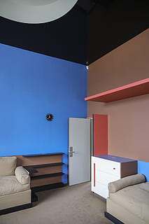 , mueble, adentro, arquitectura, interior de la casa, cuarto doméstico, riqueza, interior de escaparate de casa, sofá, nadie, lujo, ausencia, casa, moderno, estructura construida, equipo de iluminación, pared - característica de la construcción, sala, azul, almohada, edificio, mesa de café, lámpara eléctrica, 5K, CC0, dominio público, libre de derechos