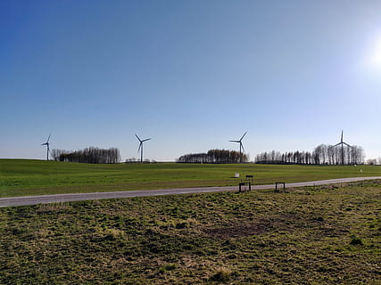 planta, hierba, motor, máquina, turbina, campo, al aire libre, tierra, naturaleza, turbina eólica, pradera, césped, aeropuerto, aeródromo, árbol, suelo, patio de recreo, Área de juego, parque, generación de combustible y energía, energía renovable, energía eólica, energía alternativa, ambiente, conservación del medio ambiente, cielo, paisaje, cielo limpio, día, escena rural, azul, color verde, nadie, recursos sustentables, 4K, CC0, dominio público, libre de derechos