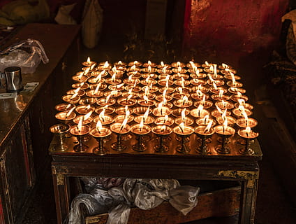 espelmes enceses, a l'interior, gran grup d'objectes, cap gent, il·luminat, equips d’il·luminació, espiritualitat, lloc de culte, creença, religió, calor - temperatura, arranjament, vela, vista d’angle alt, edifici, menjar i beguda, estructura construïda, contenidor, natura morta, cremant, foc, altar, llum del te, 5K, CC0, domini públic, lliure de regalies