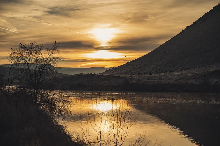 foto, llac, muntanya, calma, alba, cel dramàtic, medi ambient, horitzó daurat, hora daurada, idíl·lic, paisatge, naturalesa, pacífica, plantes, escènic, cel, tranquil, arbre, aigua, posta de sol, bellesa a la natura, reflexió, escenics - natura, tranquil·litat, escena tranquil·la, núvol - cel, color taronja, cap gent, sol, escena no urbana, davant del mar, 5K