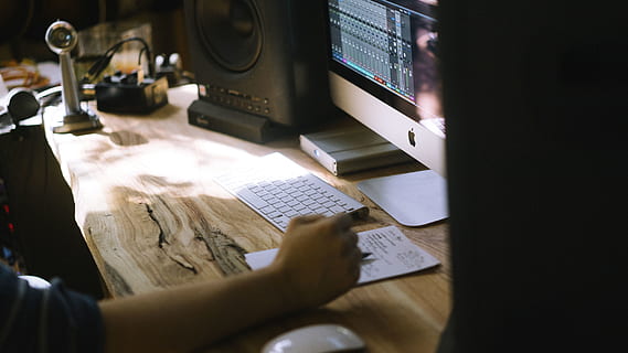 Computer, Tastatur, Apfel, Elektronik, modern, Technologie, Geschäft, Büro, Arbeit, Schreibtisch, Tabelle, Redner, Stift, Papier-, schreiben, Hand, drinnen, selektiver Fokus, Kommunikation, Menschen, Verbindung, Möbel, High Angle View, Tag, kabellose Technologie, Lebensstile, Erwachsene, Computerausrüstung, Nahansicht, menschliches Körperteil, 5K, CC0, gemeinfrei, lizenzfrei