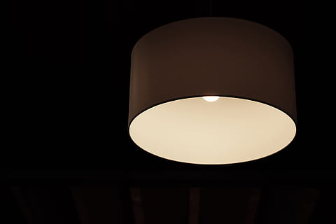 Işık lambası, çeşitli, dizayn, iç dizayn, ışık, aydınlatılmış, aydınlatma ekipmanı, elektrik lambası, elektrik, elektrik ışığı, ampul, içeriye, ışık - doğal fenomen, insansız, karanlık, kapatmak, kolye ışık, kopya alanı, parıltılı, düşük açılı görünüş, gece, siyah arka plan, şekil, asılı, 4K, CC0, kamu malı, telif ücretsiz