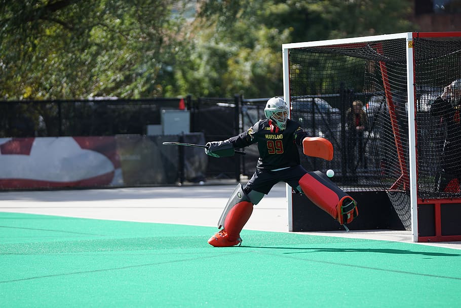 home, de peu, net, complex d’hoquei sobre camp i lacrosse, Estats Units, parc universitari, esports, esport, softbol, persona, gent, beisbol, esport d’equip, equip, humà, casa de gossos, den, gossera, futbol, urbà, persones reals, equipament esportiu, competició, habilitat, longitud completa, jugant, naturalesa, dia, estils de vida, camp de joc, centrar-se en primer pla, seguretat, moviment, esport competitiu, roba, persones incidentals, porter, 5K