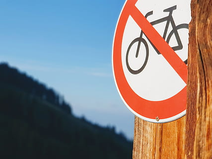 Alpes, signe, la communication, panneau d'avertissement, ciel, panneau de signalisation, interdit, route, personne, information, cercle, orientation, fermer, Forme géométrique, journée, rouge, forme, se concentrer sur le premier plan, panneau d'information, la nature, symbole, en plein air, poteau en bois, 4K, CC0, domaine public, libre de droits