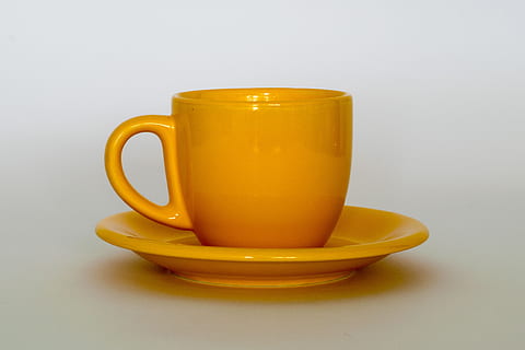 Tasse, Getränk, Tee, Geschirr, Kaffee, Studioaufnahme, Essen und Trinken, Erfrischung, drinnen, Gelb, Becher, keine Leute, Nahansicht, weißer Hintergrund, Kaffeetasse, einzelnes Objekt, Stillleben, Frische, Lebensmittel, Untertasse, orange Farbe, 4K, CC0, gemeinfrei, lizenzfrei