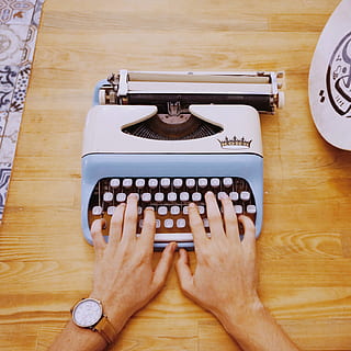 Art, Schreibmaschine, schreiben, Schriftsteller, Autor, Bloggen, Hände, Schreibtisch, Hand, High Angle View, menschliche Hand, eine Person, Technologie, drinnen, echte Menschen, Tabelle, menschliches Körperteil, Tippen, Kommunikation, Computer, direkt darüber, Computer Tastatur, kabellose Technologie, Tastatur, Verbindung, Holz - Material, nicht erkennbare Person, Finger, 2K, CC0, gemeinfrei, lizenzfrei