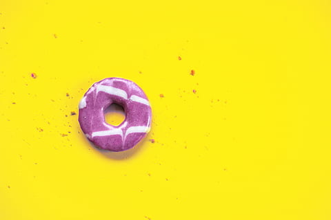 il giro, viola, bianca, caramelle ad anello, sfondo, luminosa, colori, design, ciambella, cibo, forma, giallo, in casa, avvicinamento, nessuno, girato in studio, colore rosa, copia spazio, sfondo colorato, cibo e bevande, singolo oggetto, vista dall'alto, semplicità, natura morta, sfondo giallo, multicolore, direttamente sopra, cibo dolce, tentazione, 4K