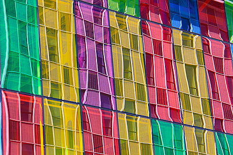 tèxtil color variat, multicolor, exterior de l'edifici, finestra, arquitectura, estructura construïda, cap gent, en fila, edifici, variació, vidre - material, color vibrant, marc complet, dia, elecció, patró, fons, vista d’angle baix, ordre, groc, gran grup d'objectes, porpra, apartament, 4K, CC0, domini públic, lliure de regalies