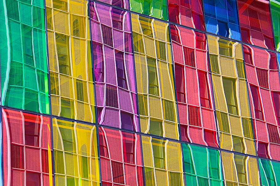 tèxtil color variat, multicolor, exterior de l'edifici, finestra, arquitectura, estructura construïda, cap gent, en fila, edifici, variació, vidre - material, color vibrant, marc complet, dia, elecció, patró, fons, vista d’angle baix, ordre, groc, gran grup d'objectes, porpra, apartament, 4K