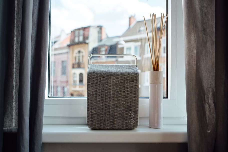 altaveu, casa, finestra, vifa, portàtil, pals, cortines, a l'interior, transparent, cap gent, dia, cortina, vidre - material, centrar-se en primer pla, natura morta, primer pla, seient, ampit de la finestra, llibre, cadira, arquitectura, publicació, transport per ferrocarril, viatjar, 2K