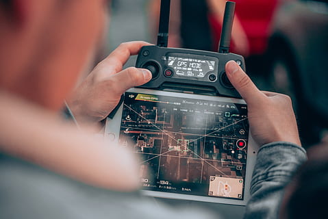 la personne, contrôlant, caméra drone, Humain, Guatemala, pilote, électronique, doigt, fusées éclairantes, Orange, mavic, dji, Hommes, personnes, Urbain, ipad, drone, lentille, journée, Nikon, couleurs, veste, La technologie, mise au point sélective, main humaine, main, à l'intérieur, fermer, adulte, se concentrer sur le fond, Occupation, travail, la communication, en portant, industrie, style rétro, partie du corps humain, contrôle, 5K, CC0, domaine public, libre de droits