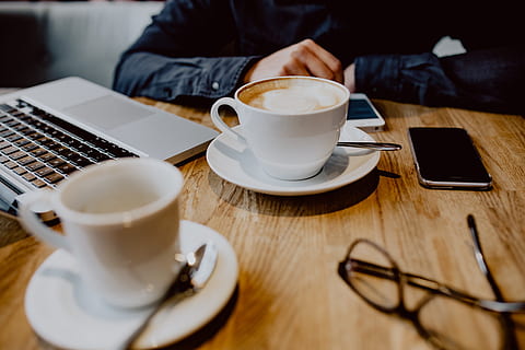 tasse, café, table, intérieur, technologie, La technologie, travail, cappuccino, restaurant, en retard, à l'intérieur, boisson, Nourriture et boisson, café - boisson, agresser, rafraîchissement, tasse à café, vaisselle, la communication, soucoupe, Technologie sans fil, une personne, adulte, main, main humaine, partie du corps humain, boisson chaude, pause café, 5K, CC0, domaine public, libre de droits