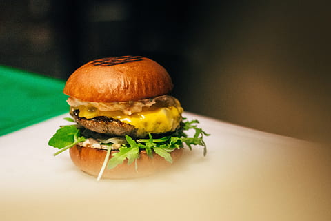 selektivní, zaostřovací fotografie, hamburger, rozmazat, chléb, buchty, sýr, cheeseburger, detail, Lahodné, hloubka pole, požitkář, Fast Food, soustředit se, jídlo, fotografování potravin, oběd, maso, Chutný, zeleniny, báječný, jídlo a pití, sendvič, nezdravé stravování, připraven jíst, svěžest, uvnitř, požitek, nikdo, drdol, studio shot, vyndat jídlo, pokušení, Svačina, 4K, CC0, veřejná doména, bez autorských práv
