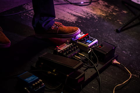 orang, beroperasi, efek gitar, pedal, penguat, audio, naik, koneksi, kontrol, elektronik, peralatan, kaki, dalam ruangan, sepatu, suara, teknologi, musik, budaya seni dan hiburan, bagian rendah, satu orang, bagian tubuh manusia, peralatan rekaman suara, malam, kaki manusia, kinerja, bagian tubuh, pendudukan, peristiwa, dunia malam, klub dj, peralatan audio, tampilan sudut tinggi, alat musik, musik rock, tahap, anggota tubuh manusia, peralatan listrik, 2K, CC0, domain publik, bebas royalti