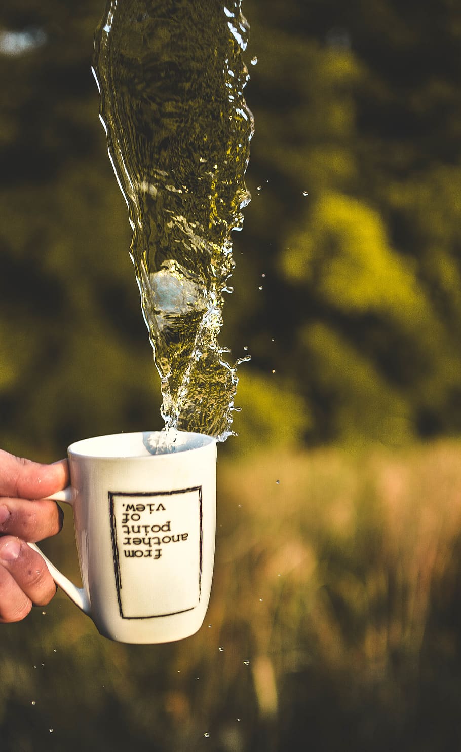 Zeitraffer Fotografie, Wasser, Tasse, Getränk, Becher, Spritzen, Zeitraffer, menschliche Hand, menschliches Körperteil, Hand, Fokus auf den Vordergrund, halten, eine Person, echte Menschen, nicht erkennbare Person, Tag, Text, Nahansicht, Körperteil, Finger, Natur, Erfrischung, menschlicher Finger, draußen, menschliches Glied, 4K