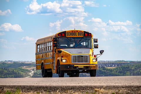 schoolbus, weg, vervoer, hemel, wijze van transport, landvoertuig, wolk - lucht, dag, natuur, geel, openbaar vervoer, buitenshuis, geen mensen, bus, veld-, land-, landschap, zonlicht, bouwmachines, stationair, tekst, 5K, CC0, publiek domein, royaltyvrij
