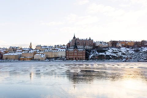 arhitektūra, ēka, infrastruktūru, struktūru, dibināšana, dzīvoklis, logi, condominium, viesnīca, ēkas ārpuse, uzbūvēta struktūra, debesis, ūdens, pilsēta, raksturs, ziemā, nav cilvēku, dienā, dzīvojamais rajons, aukstā temperatūra, upe, ceļojumu galamērķi, krastmala, kopēt vietu, sniegs, pilsētas ainava, ārā, 5K, CC0, publiskais domēns, bez atlīdzības
