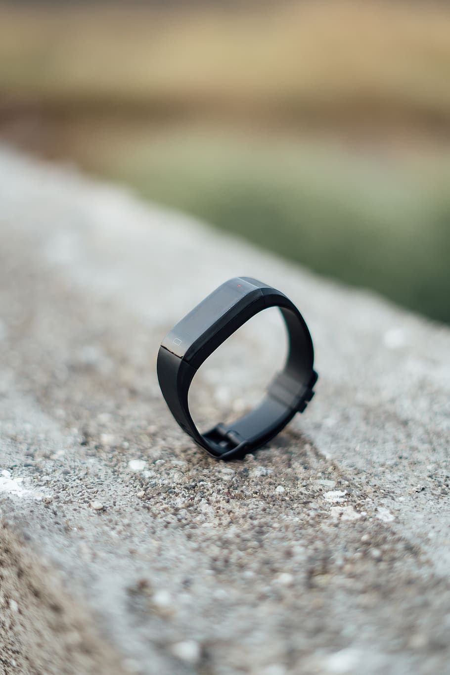 seguidor d'activitat negre, joieria, accessoris, accessori, anell, rellotge de polsera, va parlar, roda d'aliatge, roda, màquina, pneumàtic, cristall, plata, roda del cotxe, forat, diamant, pedres precioses, tapa de lent, arma, granada, bomba, enfocament selectiu, primer pla, dia, anell de noces, cap gent, naturalesa, natura morta, metall, textura, sòlid, cercle, forma, centrar-se en primer pla, a l'aire lliure, accessori personal, forma geomètrica, rock, sol objecte, color plata, 5K