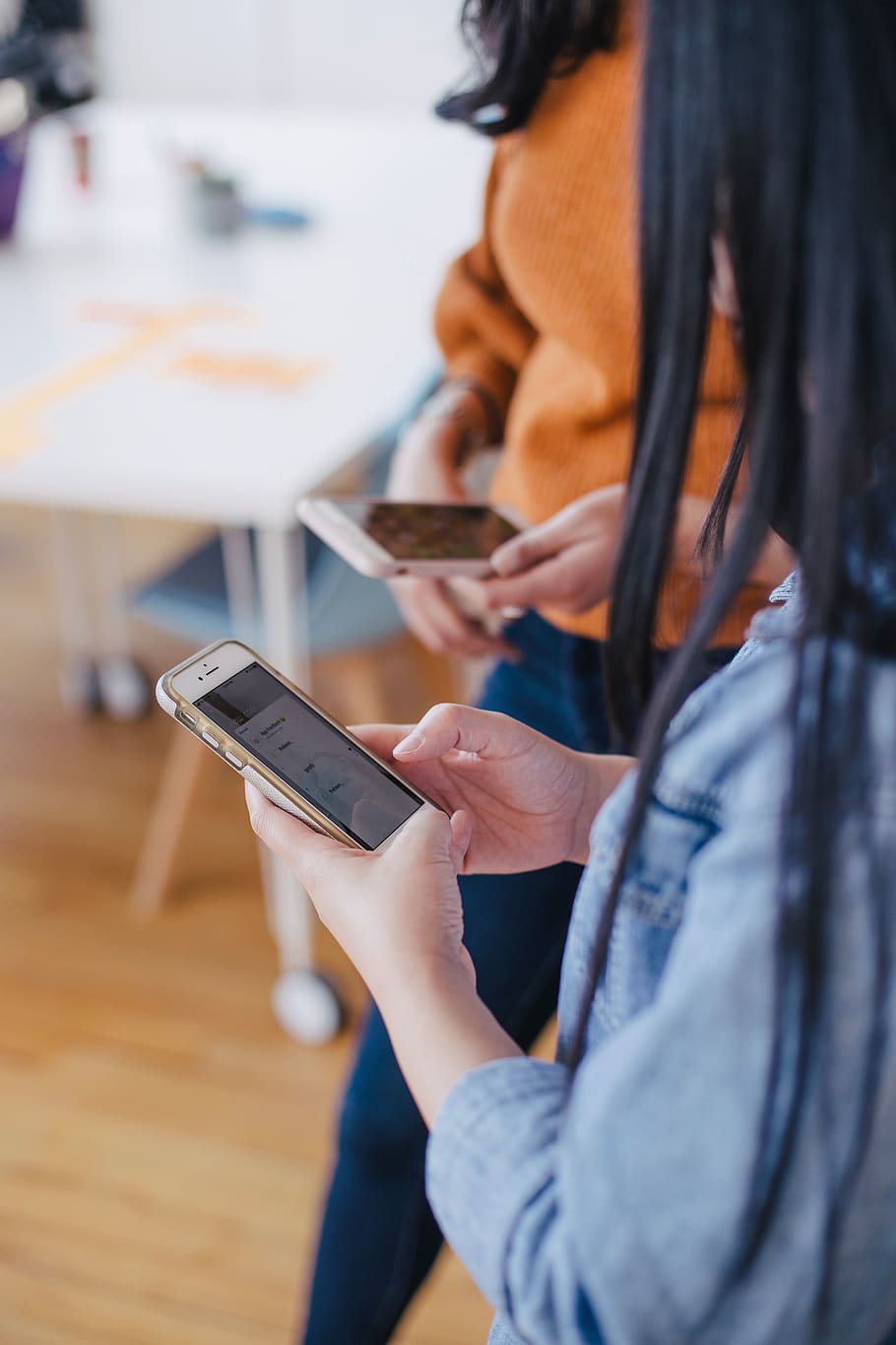 kabellose Technologie, Technologie, Verbindung, Kommunikation, halten, echte Menschen, Mobiltelefon, Bildschirm, Smartphone, Erwachsene, tragbares Informationsgerät, telefonieren, Berührungsempfindlicher Bildschirm, Frau, Telefon, simsen, Mittelteil, Fokus auf den Vordergrund, Gerätebildschirm, Portabilität, 2K