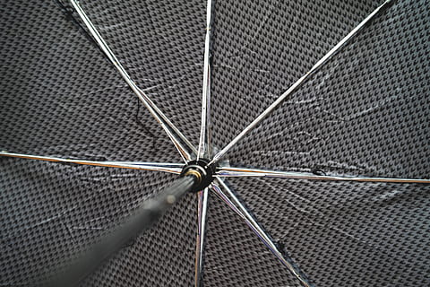 paraply, regn, Sky, bakgrunn, full ramme, mønster, metall, ingen folk, beskyttelse, sikkerhet, nærbilde, dag, innendørs, strukturert, fravær, Nett, detalj, geometrisk form, lav vinkel visning, sølvfarget, 5K, CC0, offentlig domene, opphavsrett gratis