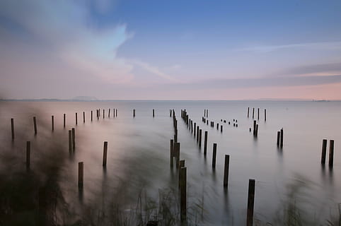 reduziert, Netz, Winter, Abend, Dämmerung, Himmel, Stimmung, Wolken, sich ausruhen, atmosphärisch, See, Wasser, Post, Holzpfosten, ruhige Szene, Szenen - Natur, Ruhe, Schönheit in der Natur, Meer, Holz - Material, keine Leute, wolke - himmel, Natur, Sonnenuntergang, Horizont, idyllisch, Pole, Horizont über Wasser, Nicht-städtische Szene, draußen, dunstig, 4K, CC0, gemeinfrei, lizenzfrei