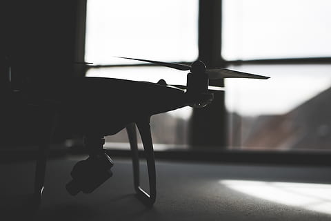 Drohne, Phantom 4, dji, drinnen, Fenster, keine Leute, Abwesenheit, Fokus auf den Vordergrund, Tag, Nahansicht, Tabelle, Glas - Material, Wohngebäude, Sitz, Stillleben, einzelnes Objekt, Bodenbelag, Luftfahrzeug, Musik-, transparent, leeren, schwarze Farbe, Büro, 5K, CC0, gemeinfrei, lizenzfrei