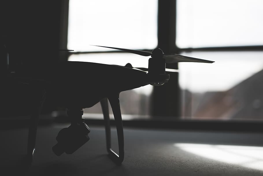 drone, fantasma 4, dji, a l'interior, finestra, cap gent, absència, centrar-se en primer pla, dia, primer pla, taula, vidre - material, interior de casa, seient, natura morta, sol objecte, sòls, vehicle aeri, música, transparent, buit, color negre, oficina, 5K