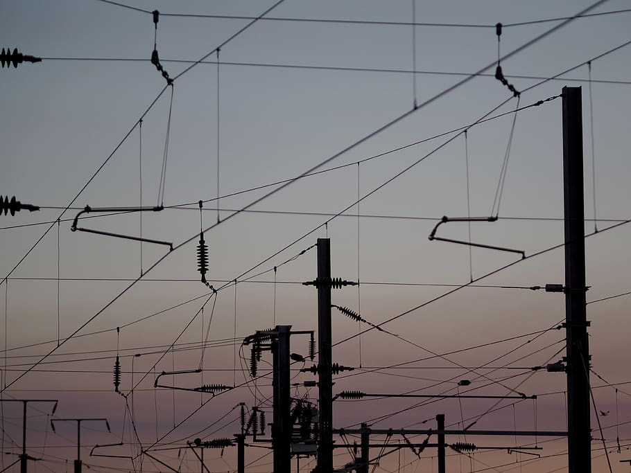 Kabelpfosten, grau, Himmel, Kabel, Elektrizität, Verbindung, Technologie, Stromleitung, Kraftstoff- und Stromerzeugung, Netzteil, Strommast, keine Leute, Flachwinkelansicht, Natur, Komplexität, Silhouette, draußen, gebaute Struktur, die Architektur, Sonnenuntergang, Tag, Dämmerung, elektrische Ausrüstung, Telefonleitung, 4K