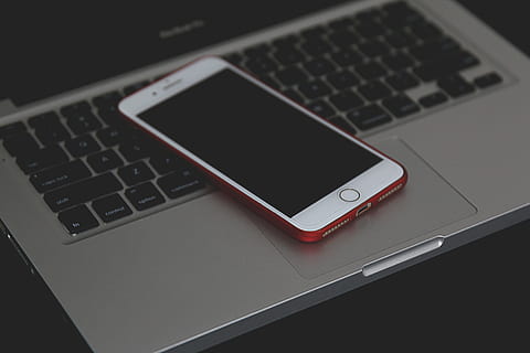 Iphone, iphone 7, maçã, celular, telefone, tecnologia, Smartphone, tela, comunicação, iphone7, macbook, MacBook Pro, computador portátil, tecnologia sem fio, computador, conexão, dispositivo de informação portátil, teclado, equipamentos de informática, teclado de computador, ninguém, fechar-se, Internet, rede de computadores, cor preta, portabilidade, dentro de casa, equipamento, chave de computador, comunicações globais, 5K, CC0, domínio público, royalty free