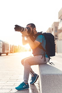 Mann, Tragen, Rucksack, nehmen, Foto, mit, DSLR-Kamera, Kamera, Kameraobjektiv, Kanon, dslr, Linse, Person, Fotograf, Foto machen, eine Person, in voller Länge, echte Menschen, Lebensstile, Freizeitbeschäftigung, Legere Kleidung, die Architektur, junger Erwachsener, Tag, Stadt, Sonnenlicht, Seitenansicht, Gebäudehülle, Fokus auf den Vordergrund, Sitzung, Natur, Fußweg, draußen, Technologie, 5K, CC0, gemeinfrei, lizenzfrei