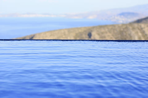 Infinity-Pool, Schwimmbad, Griechenland, Ausruhen, Entspannen Sie Sich, Wasser, Ufergegend, Meer, Szenen - Natur, Schönheit in der Natur, ruhige Szene, Natur, Ruhe, Blau, Himmel, Tag, keine Leute, gewellt, draußen, Nicht-städtische Szene, wolke - himmel, idyllisch, Fernbedienung, 4K, CC0, gemeinfrei, lizenzfrei