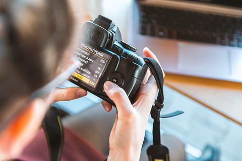 photographer, working, dslr camera, cafe, one person, technology, human hand, photography themes, holding, adult, hand, indoors, selective focus, occupation, human body part, camera - photographic equipment, close-up, equipment, activity, young adult, headshot, digital camera, over the shoulder view, 4K, CC0, public domain, royalty free