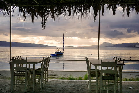 águas, reflexão, de praia, costa, mar, descansar, morgenstimmung, Mediterrâneo, Férias, pelo mar, taberna, Creta, agua, céu, nuvem - céu, scenics - natureza, beleza na natureza, por do sol, assento, embarcação náutica, natureza, cena tranquila, tranquilidade, cadeira, transporte, terra, ninguém, esvaziar, ausência, ao ar livre, 4K, CC0, domínio público, royalty free