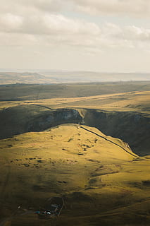 gris, sorra, blanc, núvols, a l'aire lliure, naturalesa, paisatge, muntanya, sòl, vista aèria, camp, terra, altiplà, derbyshire, districte de punta, castleton, retrat, cànon, turons, explorar, país, Anglaterra, UK, escenics - natura, medi ambient, núvol - cel, cel, bellesa a la natura, escena tranquil·la, tranquil·litat, escena no urbana, dia, cap gent, idíl·lic, transport, manera de transport, viatjar, veure a la terra, paisatge rodant, 5K, CC0, domini públic, lliure de regalies