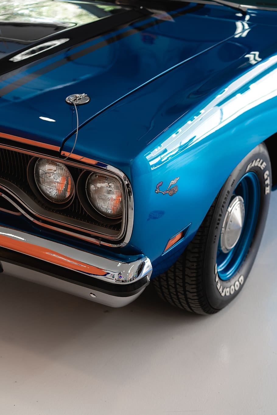 vendt, sort, bil forlygte, forrude, bil, cabriolet, køretøj, automobil, transportmidler, kofanger, sportsvogn, coupe, mustang, klassisk bil, race, garage, hætte, muskel, road runner, blå bil, klassisk, krom, motor køretøj, land køretøj, transportform, retro stylet, forlygte, vintage bil, blå, metal, luksus, rigdom, dag, ingen mennesker, hjul, udendørs, stationær, by, dæk, sølvfarvet, 8K
