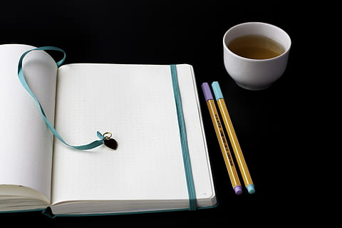 Notizbuch, Stift, Papier-, schreiben, Seite, Tagebuch, Tee, Planer, Veröffentlichung, Buch, Tasse, drinnen, Studioaufnahme, High Angle View, keine Leute, Becher, Getränk, kopieren sie platz, Tabelle, Kaffeetasse, Essen und Trinken, schwarzer Hintergrund, Stillleben, Bildung, Erfrischung, Schreibgerät, Notizblock, leer, Teetasse, 4K, CC0, gemeinfrei, lizenzfrei
