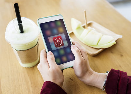 aplicació, botó, cafeteria, fred, comunicació, dispositiu, digital, frappe, gràfic, mans, celebració, icona, Internet, oci, mitjans de comunicació, tecnologia sense fils, tecnologia, dispositiu d’informació portàtil, mà humana, telèfon intel·ligent, part del cos humà, taula, mà, menjar i beguda, telèfon mòbil, menjar, alimentació saludable, connexió, adult, vista d’angle alt, a l'interior, una persona, benestar, 4K, CC0, domini públic, lliure de regalies