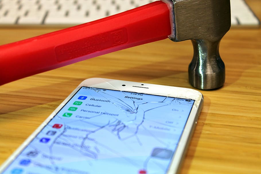 poma, iphone, trencat, pantalla, martell, smartphone, primer pla, a l'interior, taula, cap gent, comunicació, material de fusta, mapa, text, bolígraf, vista d’angle alt, enfocament selectiu, tecnologia, natura morta, orientació, equipament, instrument d’escriptura, guió occidental, centrar-se en primer pla, direcció, 4K