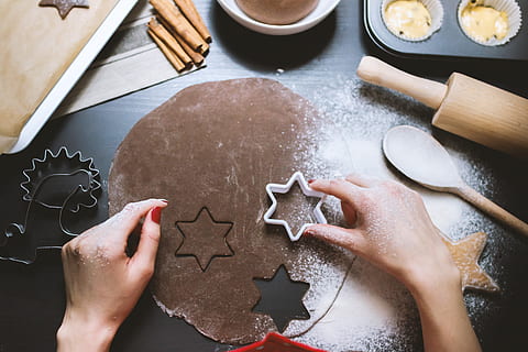 femme, prépare, biscuits, noir, planche de travail, pâte, main humaine, biscuit, préparation, main, aliments, à l'intérieur, farine, cuit, Nourriture et boisson, table, ustensile de cuisine, rouleau à pâtisserie, fabrication, forme d'étoile, coupe pâtisserie, vue grand angle, partie du corps humain, forme, personnes, préparer de la nourriture, 4K, CC0, domaine public, libre de droits