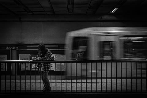 persona, en pie, dentro, estación de tren, detrás, barandilla, pretil, humano, pantalones cortos, vestir, ropa, gris, vehículo, transporte, entrenar, atrás, terminal, cuello, piso, hembra, peatonal, pantalones, movimiento borroso, movimiento, gente real, transporte público, una persona, transporte ferroviario, tren - vehículo, mujer, modo de transporte, estilos de vida, longitud total, estación de ferrocarril, velocidad, plataforma de la estación de ferrocarril, adulto, arquitectura, metro, 5K, CC0, dominio público, libre de derechos