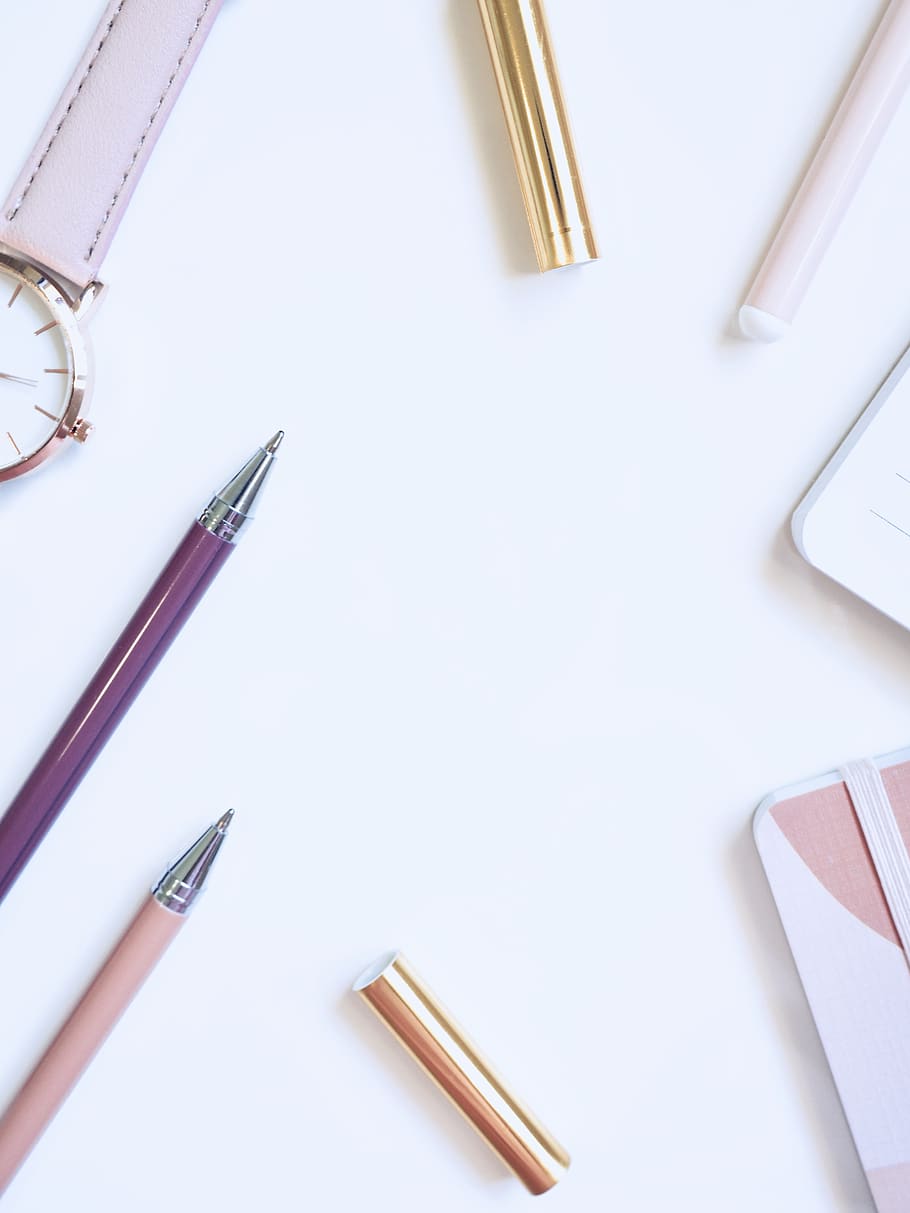 escriure, espai blanc, flatlay, negocis, femení, rosa, simple, mínim, veure, autocura, bloc, revista, paper, porpra, bolígraf, oficina, taula, blanc, lloc de treball, netejar, obert, estacionari, vista d’angle alt, cap gent, llapis, a l'interior, fons blanc, natura morta, escriptori, art i artesania, publicació, instrument d’escriptura, llibre, goma d'esborrar, primer pla, subministrament d’oficina, còpia espai, tir de l'estudi, grup d'objectes, material escolar, en blanc, 4K