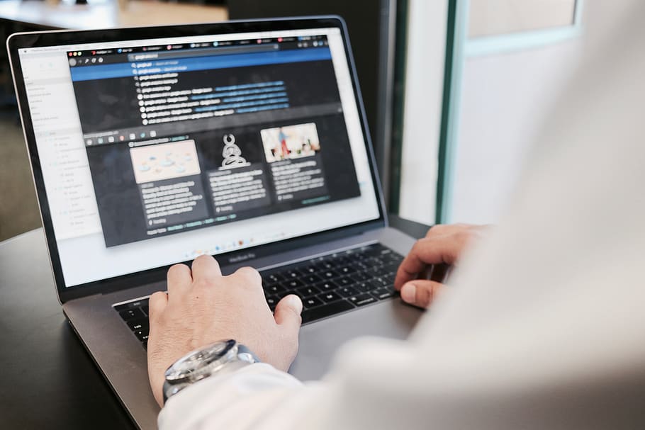 persoană folosind macbook, calculator, Electronică, laptop, PC, gri, poster, ecran, consolă, tehnologie, tehnologia fără fir, conexiune, comunicare, partea corpului uman, oameni adevărați, mână, umană, o persoana, folosind laptopul, în interior, dispozitiv portabil de informații, masa, stiluri de viață, lucru, Internet, deget, navigarea pe net, 5K