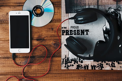 photo d'écoute facile, la musique, flatlay, La technologie, électronique, la communication, du son, téléphones et étuis, nature morte, table, écouteurs, écoute, directement au-dessus, lien, bois - matériau, personne, à l'intérieur, vue grand angle, texte, Technologie sans fil, couleur noire, fermer, câble, ordinateur, dispositif d'information portable, équipement électrique, accessoire personnel, 4K, CC0, domaine public, libre de droits