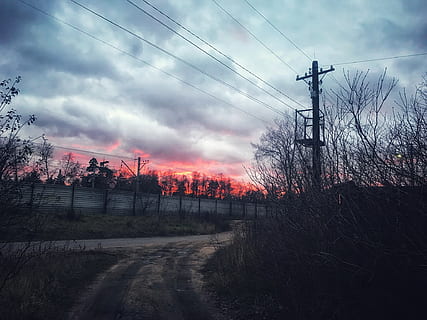 noche, puesta de sol, cielo, electricidad, cable, tecnología, pilón de electricidad, Línea eléctrica, fuente de alimentación, generación de combustible y energía, árbol, nube - cielo, naturaleza, conexión, la carretera, planta, nadie, transporte, belleza en la naturaleza, poder, ambiente, tierra, al aire libre, la contaminación del aire, linea telefonica, poder en la naturaleza, 1080P, CC0, dominio público, libre de derechos