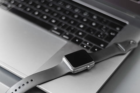 bilgisayar, tuş takımı, donanım, elektronik, bilgisayar donanımı, bilgisayar klavyesi, kol saati, pc, dizüstü, dijital saat, el, bilek, merkez, hard disk, disk, Aksesuarlar, takı, değerli taş, elmas, aksesuar, teknoloji, kablosuz teknoloji, bağ, iletişim, iş, içeriye, kapatmak, insansız, veri, Internet, taşınabilirlik, taşınabilir bilgi cihazı, kurumsal iş, bilgisayar ağı, bilgisayar bölümü, bilgisayar tuşu, gümüş renkli, küresel iletişim, evde çalışma, 5K, CC0, kamu malı, telif ücretsiz